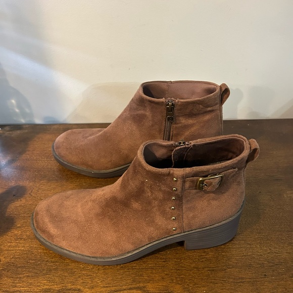 Bzees Women's "Olivia" Mustang Brown Washable Side Zip Booties Size 8.5 Pristine - Picture 4 of 8